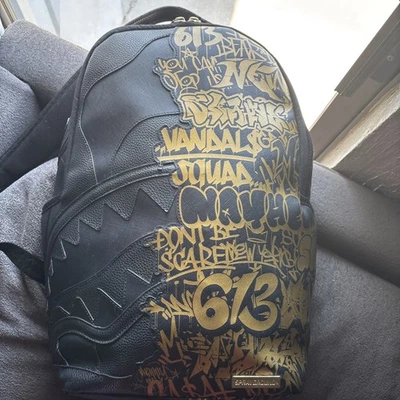 Mochila Sprayground Limitada Medio Graffiti Dorado Metálico Boca de Tiburón EE. UU. CON Billete Foto 1 de 4