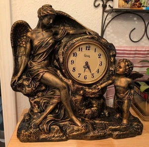 Ángel-Diosa de la Sabiduría y Querubín Reloj Manto Dorado Adornado-Crosa 17”x 17” Resina  - Imagen 1 de 21