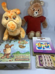VTG Worlds Of Wonder Teddy Ruxpin 1985 Lot Figures Clothes Books Cassettes READ - Foto 1 di 24