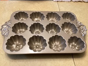 Nordic Ware Padella per torta con toppa di zucca ~ 12 mini pacchetti - cottura USA - Foto 1 di 8