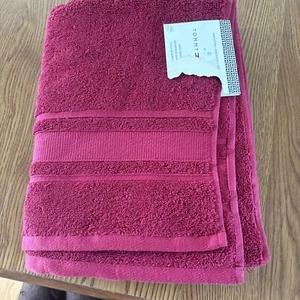 Tommy Hilfiger Red Bath Towel 30x 54 New - Picture 1 of 7