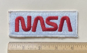Distintivo toppa ricamato lungo 4,25" logo verme NASA vintage rosso bianco - Foto 1 di 3