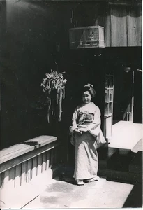 Près TOKYO c. 1950 - Une Jeune Japonaise dans sa Maison Japon - NV 7973 - Picture 1 of 2