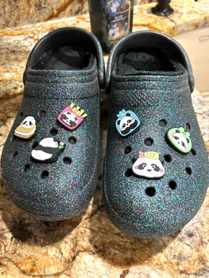Zapatos CROCS Negros Forrados Brillo Usados en Excelente Condición Brillantes HAPPY PANDA Botones Para Mujer 11 Foto 1 de 4