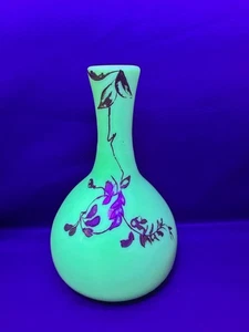 Jarrón antiguo de vidrio de uranio Harrach opalino pintado a mano dorado perfecto estado. - Imagen 1 de 18