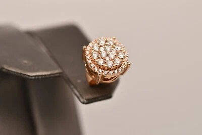 Impresionante pendiente de oro rosa con tachuelas individuales para hombre Foto 1 de 4