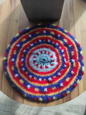 Napperon vintage crocheté en laine multicolore, fait main - Photo 1/4