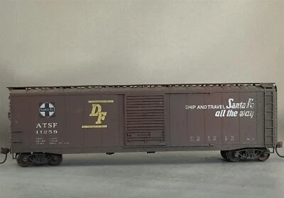 Accurail - Santa Fe - 50' Super Chief S/D Box Car + Wgt # 11259 w/Kadees - Image 1 of 4