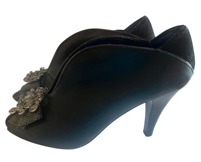 LICENCIA POÉTICA London Tacones Cuero Joyado Negro Talla 38.5 EE. UU. 7 Zapatos Top Abierto Foto 1 de 4