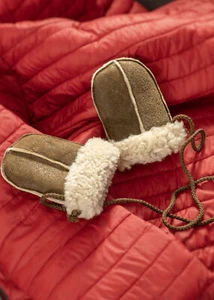 Babies Children's Kids' Aviator Finished Sheepskin Puddy Mitts with Safety Cord - Foto 1 di 4