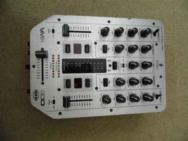 Mezclador Behringer Pro VMX200 mezclador dj usado Foto 1 de 4