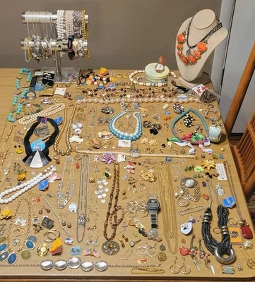 Lote de 335+ piezas antiguas a bisutería Avon, SARAH COVENTRY, Monte More Foto 1 de 4