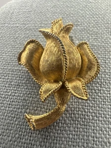 Vintage Trifari Brooch Gold Tone Flower Pin Textured Petal Design Made in USA - Picture 1 of 8