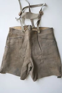 Gerne getragen kurze klassische Lederhose mit Träger Hirsch auf Latz grau Gr.54 - Bild 1 von 7