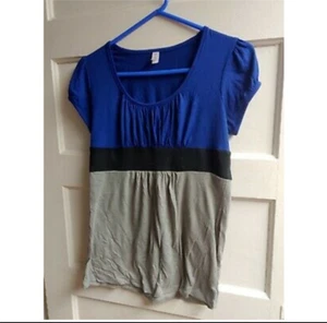 Juniors colorblock short sleeved top; size L - Picture 1 of 2