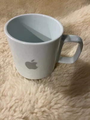 Taza de porcelana Apple Hasami - Exclusiva del centro de visitantes del parque Apple / Nueva en caja Foto 1 de 3