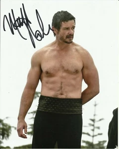 AUTÉNTICOS AUTÓGRAFOS CON FOTO FLECHA FIRMADA POR MATT NABLE - Imagen 1 de 1