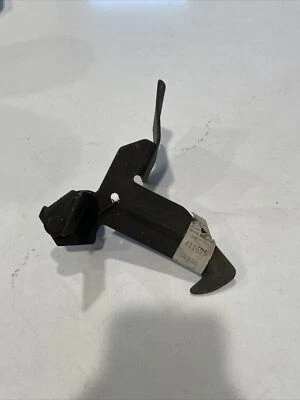 NOS New GM 411695 1973 Oldsmobile 88 98 Secondary Hood Latch Release  Foto 1 de 4
