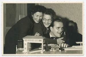 E299 Photo Carte Originale RPPC snapshot Train maquette famille fun funny - Picture 1 of 1
