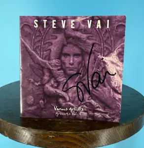 Steve Vai Firmado Varios Artistas Archivos Vol. Folleto 4 - Imagen 1 de 6