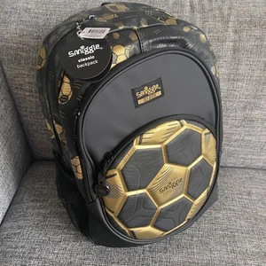 ⚽️ NEW ⚽️ Smiggle Score Football Classic Backpack Black Gold School Bag Boys - Picture 1 of 7