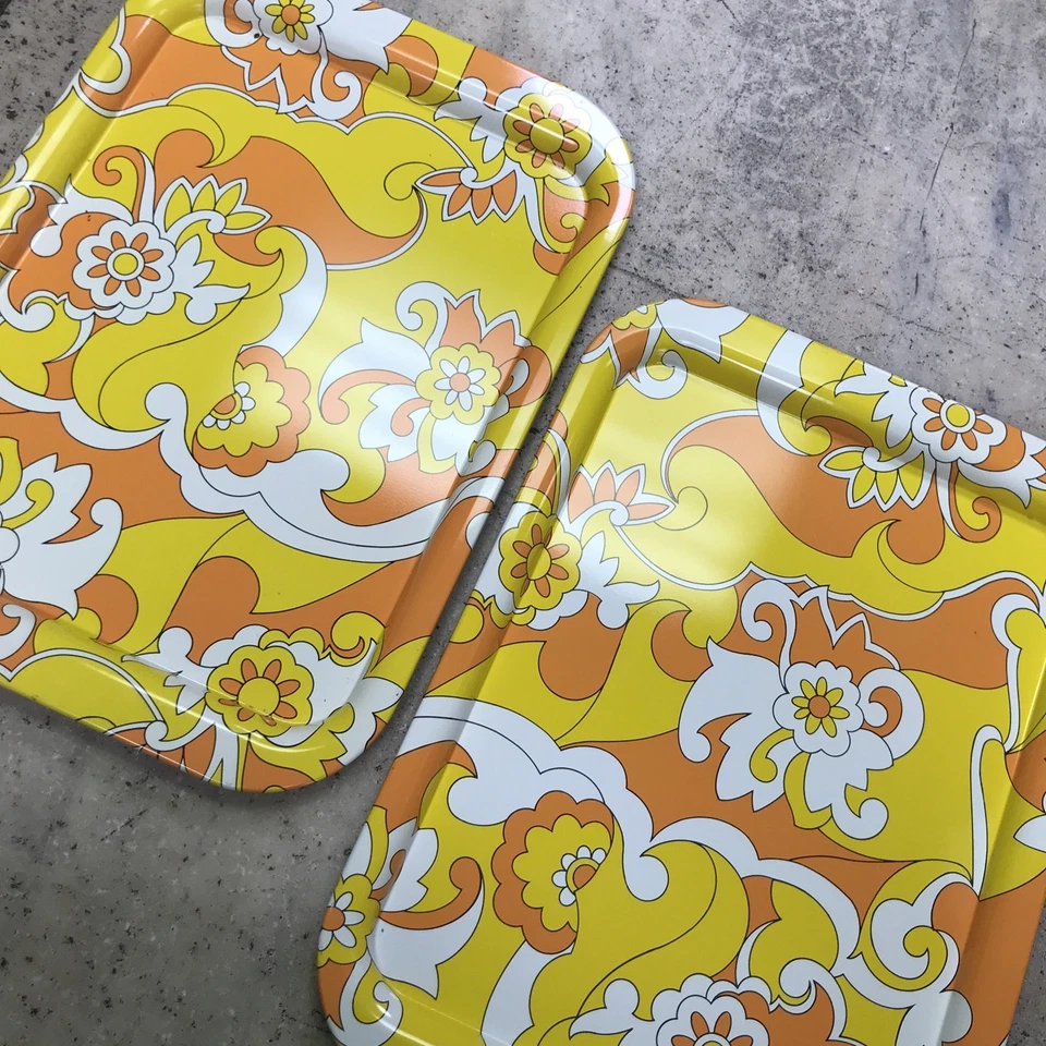 JUEGO 2 BANDEJAS DE SERVIR TV DE METAL PSICODÉLICO HIPPIE AMARILLO NARANJA BLANCO MOD AÑOS 60 DE COLECCIÓN Foto 1 de 4