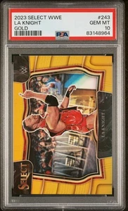 2023 Panini Select WWE La Knight #243 Gold Prizm /10 PSA 10 - Foto 1 di 2