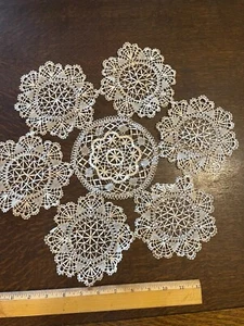 ANTIQUE LACE ROUND DOILY EXCELLENT CONDITION - Picture 1 of 5