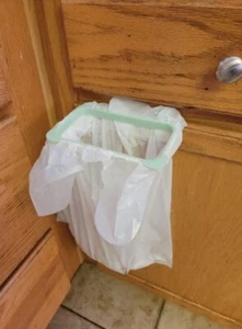 Soporte para bolsa de basura verde de cocina sin clavos sobre gancho para puerta de gabinete - Imagen 1 de 5