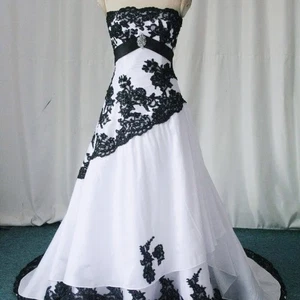 Vestido de novia blanco y negro con apliques al hombro descubierto vestidos de novia talla grande - Imagen 1 de 6