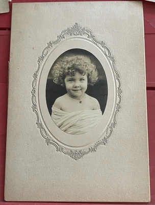 ANTIGUO RETRATO ANGELICAL RIZADO SUPERIOR NIÑO MONTADO FOTOGRAFÍA PRECIOSO Foto 1 de 4