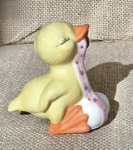 Estatuilla vintage de patito con huevo bisque porcelana pascua kitsch caprichosa - Imagen 1 de 6