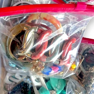 Modeschmuck Dose Konvolut Mystery Bag Vintage Nachlass tragbar KOSTENLOSER VERSAND - Bild 1 von 9
