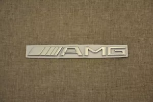 BOTAS TRASERAS MERCEDES-BENZ SLC SLK SLR SLS-AMG GENUINAS ""AMG"" 3D PLATA INSIGNIA/EMBLEMA - Imagen 1 de 5