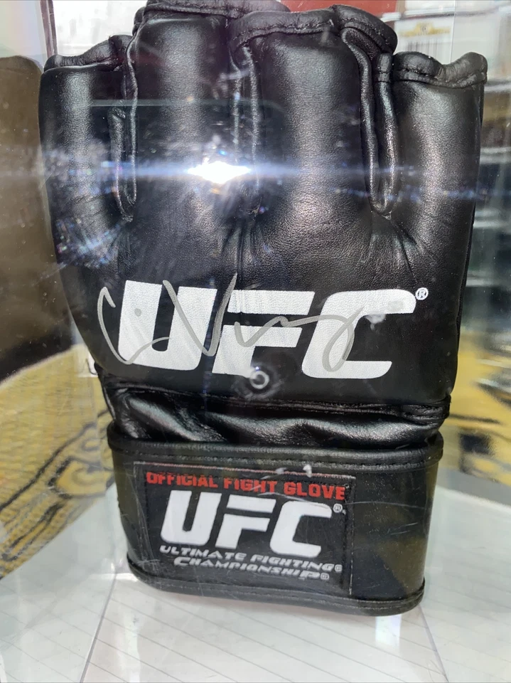 Guante Cain Velásquez UFC autografiado firmado certificado de autenticidad certificado por la JSA con vitrina Foto 1 de 4