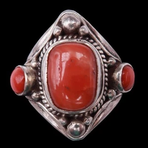 Bague de selle tibétaine en argent ouvragé ornée de corail Tibet 20e - Imagen 1 de 7