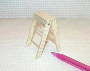 Scala a gradini pieghevole in legno in miniatura, alta 2": CASA DELLE BAMBOLE miniature scala 1:12 - Foto 1 di 1