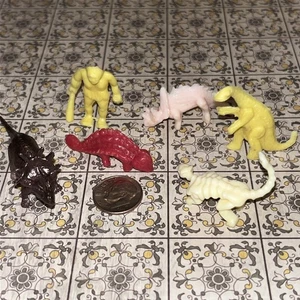 Vintage Kunststoff Dinosaurier Spielzeug Figuren klein Mini Größe Menge 5 mit Höhlenmensch - Bild 1 von 3