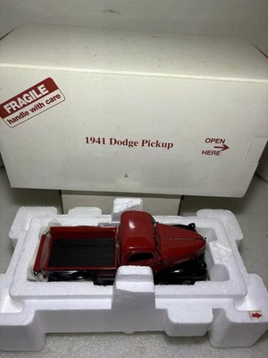 Danbury Mint 1941 Dodge Pickup, Vermelho e Preto, Diecast 1/24 - Imagem 1 de 4