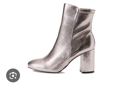 Mia Metallic 女式短靴 7 码 如图所示的轻微剥皮斑点 — 第 1/4 张图片