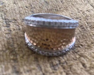 Anello bicolore ESPO design martellato con accenti scintillanti zirconi 925 - Foto 1 di 8