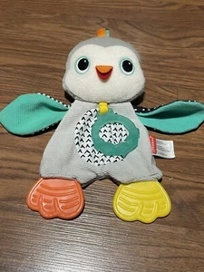 Infantino Kuschel Beißring Pinguin Crinkly Sensory Säugling Baby grau - Bild 1 von 3
