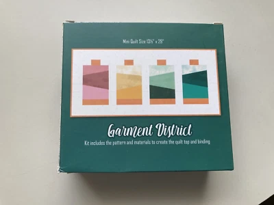 Kit de mini edredón The Tattooed Quilter Garment District 21" x 21" tema de costura Foto 1 de 3