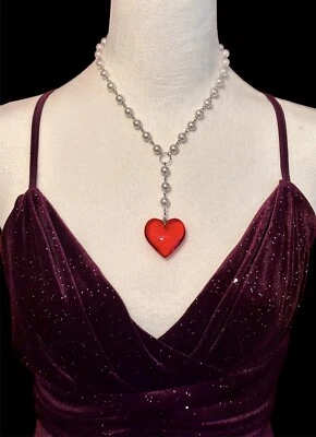 珍珠项链带红色玻璃心形吊坠全新厚重 3D 水晶爱心 — 第 1/4 张图片