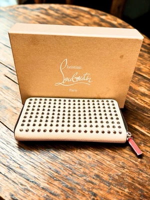 💋 Cartera Christian Louboutin Panettone Tachonada Crema con Interior Rojo Usada en Excelente Condición 💋 Foto 1 de 4