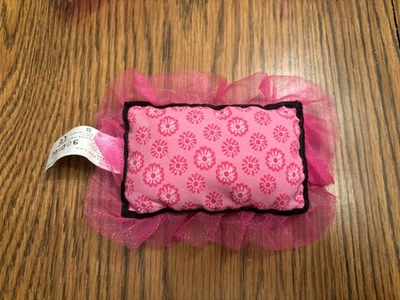 Muñeca Barbie ALMOHADA 2009 Rosa Casa de Sueños Dormitorio VOLANTES Floral Casa adosada Tela Foto 1 de 4