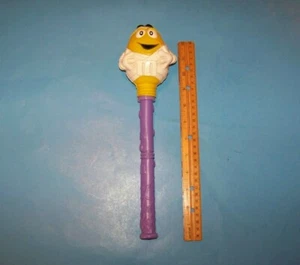 Varita de Halloween brillante M&M's Boo Beams "Momia amarilla" 1999 - Imagen 1 de 2