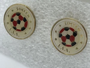 2 USA Fußball Ball Anstecknadel Tor Tie Tack Sport schwarz rot weiß goldfarben - Bild 1 von 2
