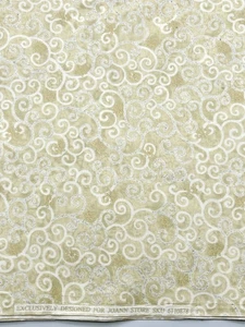 JoAnn exklusiver Stoff - silber Glitzer weiß Schnörkel auf Beige - 1,75 Yards - Bild 1 von 1