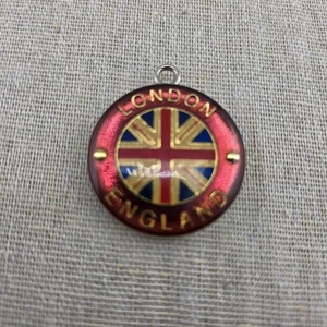 London England Coin Pendant UK Flag Queen Elizabeth Souvenir Charm - Picture 1 of 5